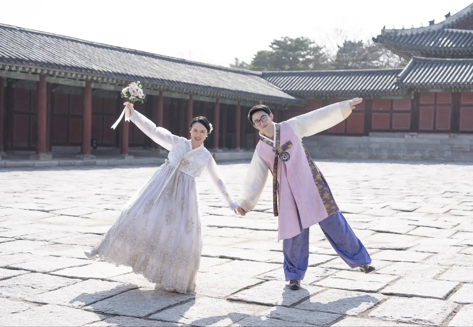 A visiting couple in hanbok during a photographer-led palace photo session in Seoul