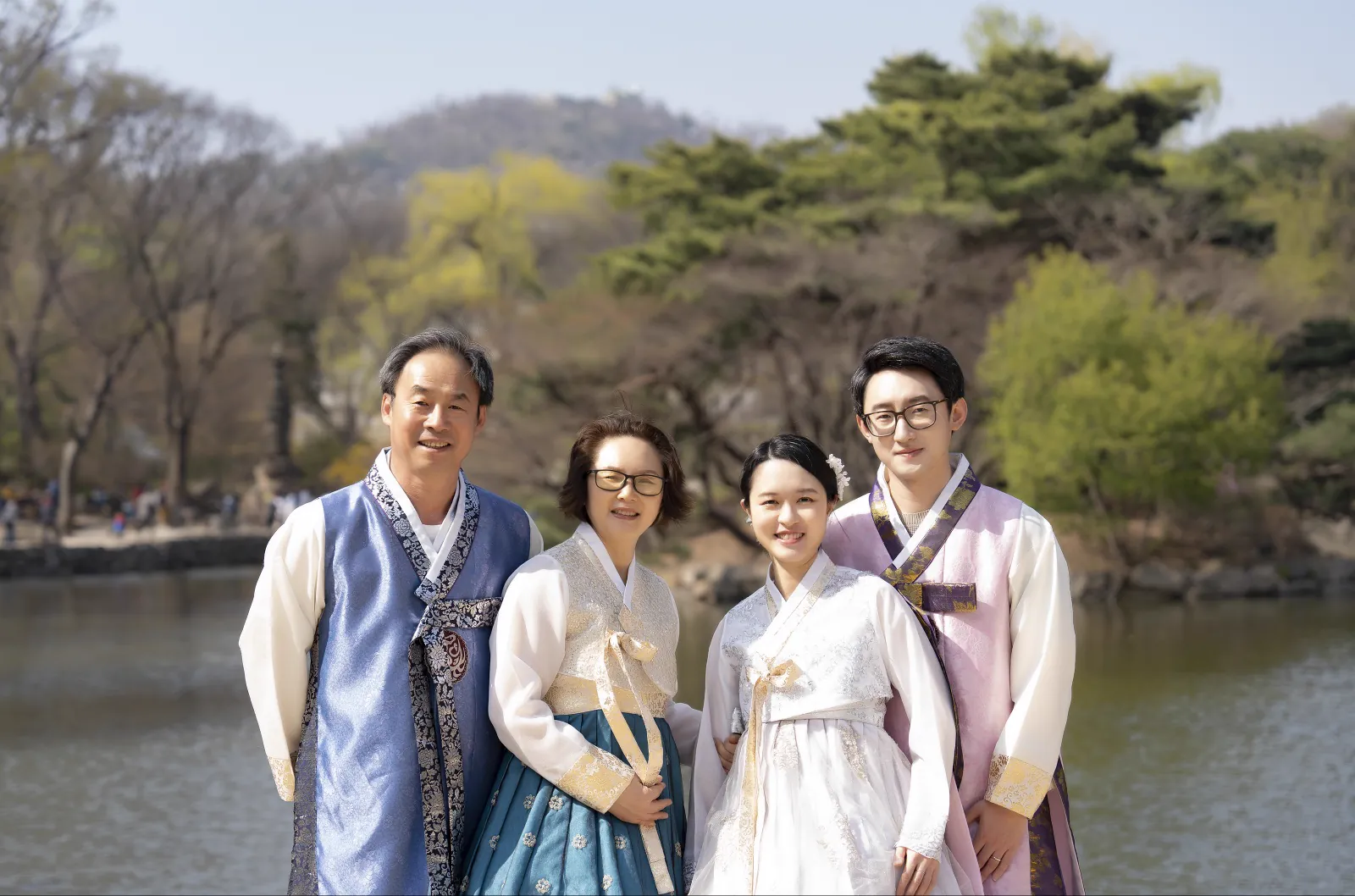 A family in hanbok photographed during a palace session in Seoul