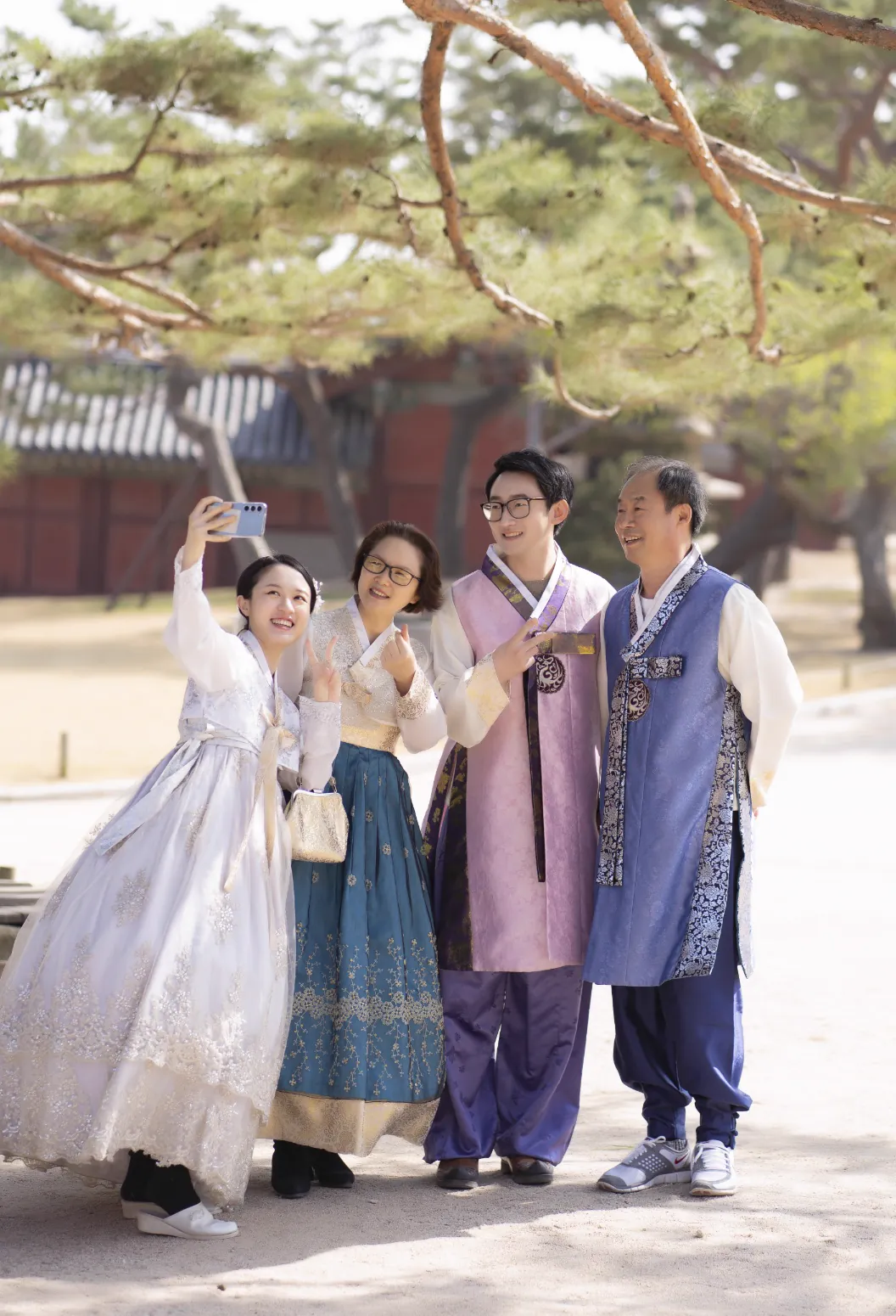 A candid family travel moment during a Changgyeonggung Palace session