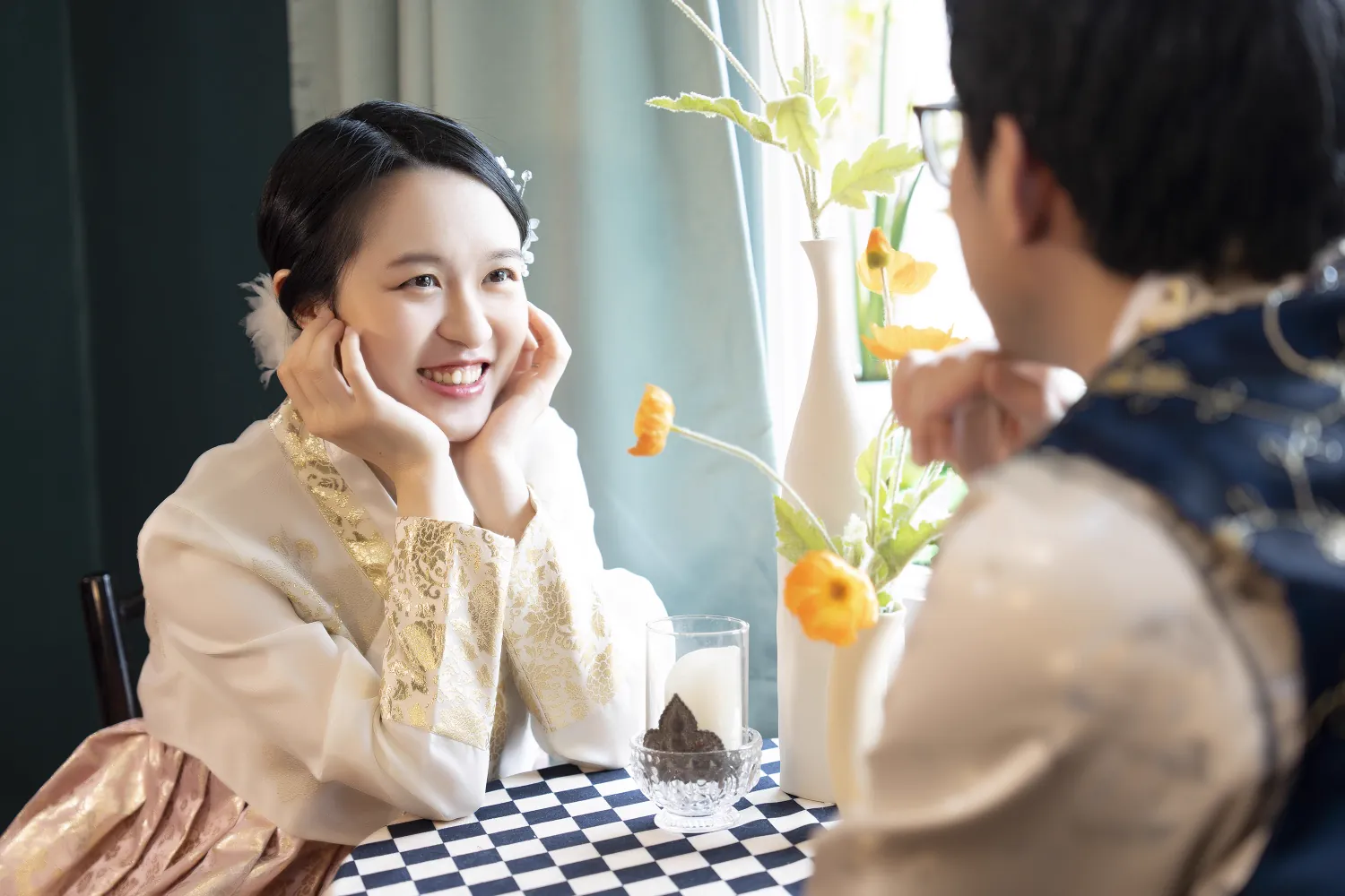A couple in hanbok sharing a relaxed moment inside Botong Lee Studio