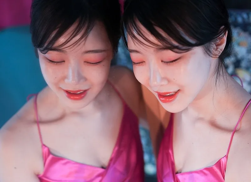 거울에 비친 모습을 함께 담은 인물 사진