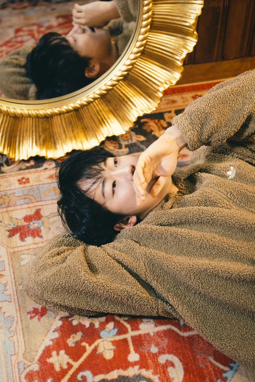 금색 원형 거울을 소품으로 쓴 촬영