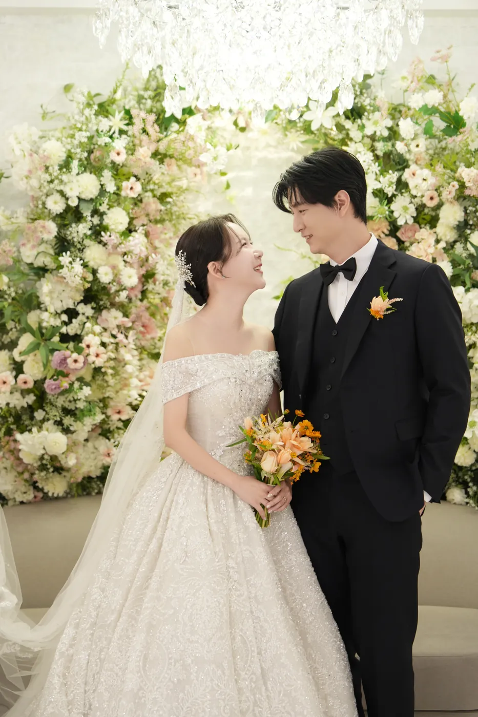 신부대기실에서 마주 본 신랑과 신부