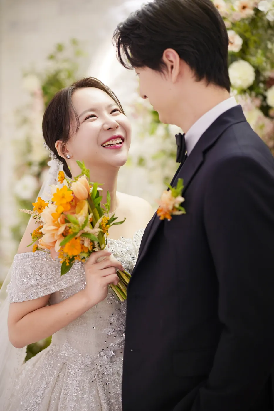 신부대기실에서 웃고 있는 신부
