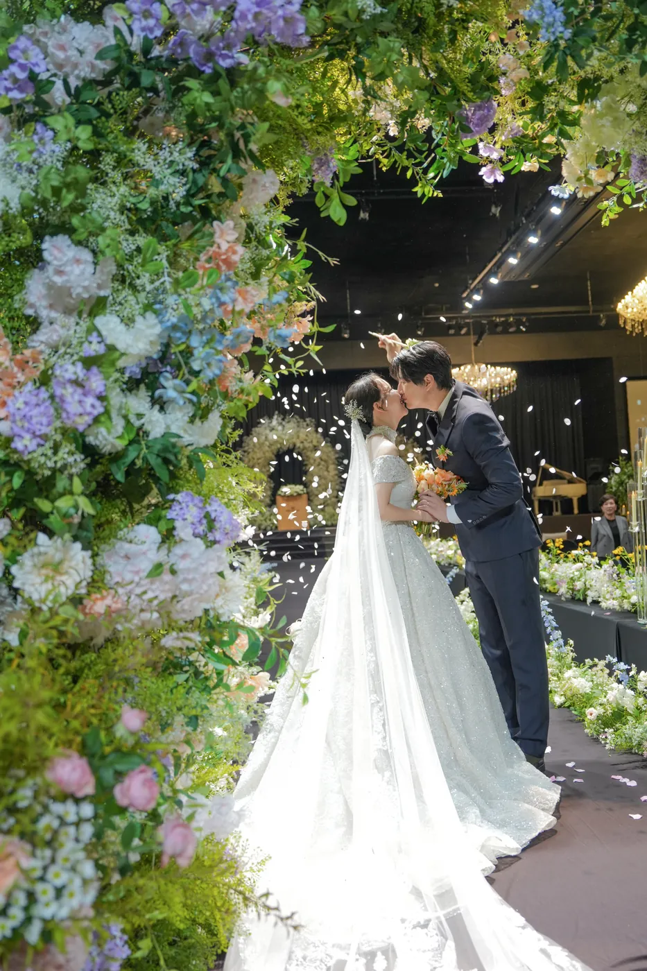 꽃 아래에서 입을 맞추는 두 사람