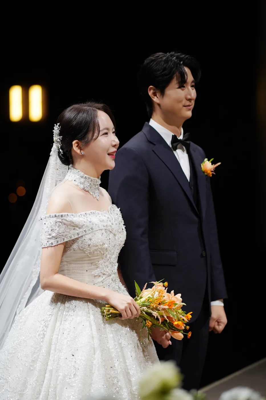 웃고 있는 신랑 신부