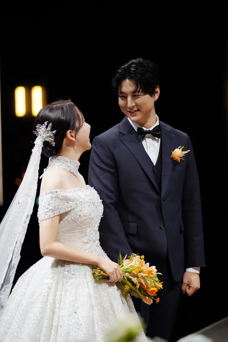 손을 잡고 걷는 신랑 신부