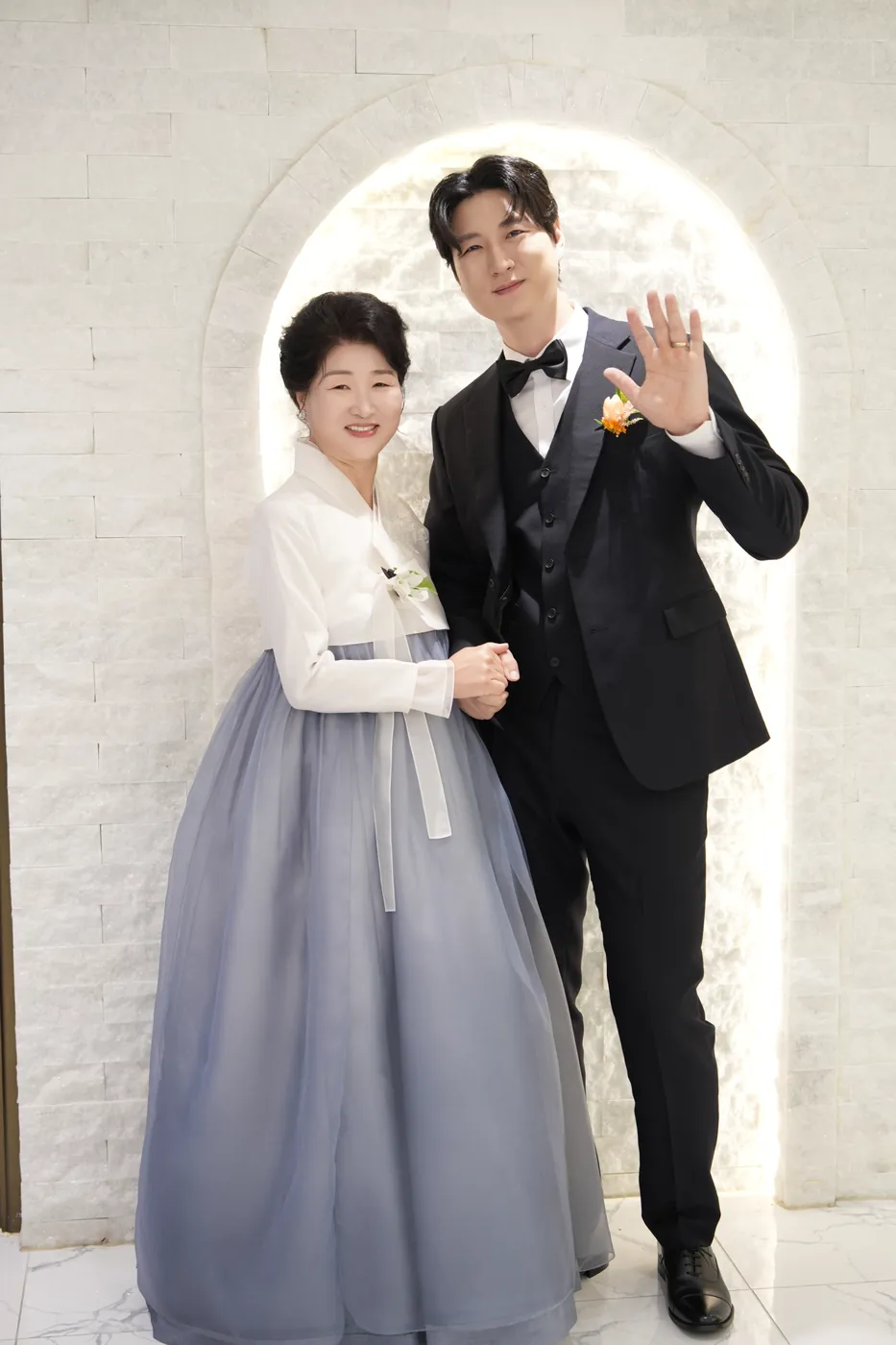 한복 차림의 가족과 신랑