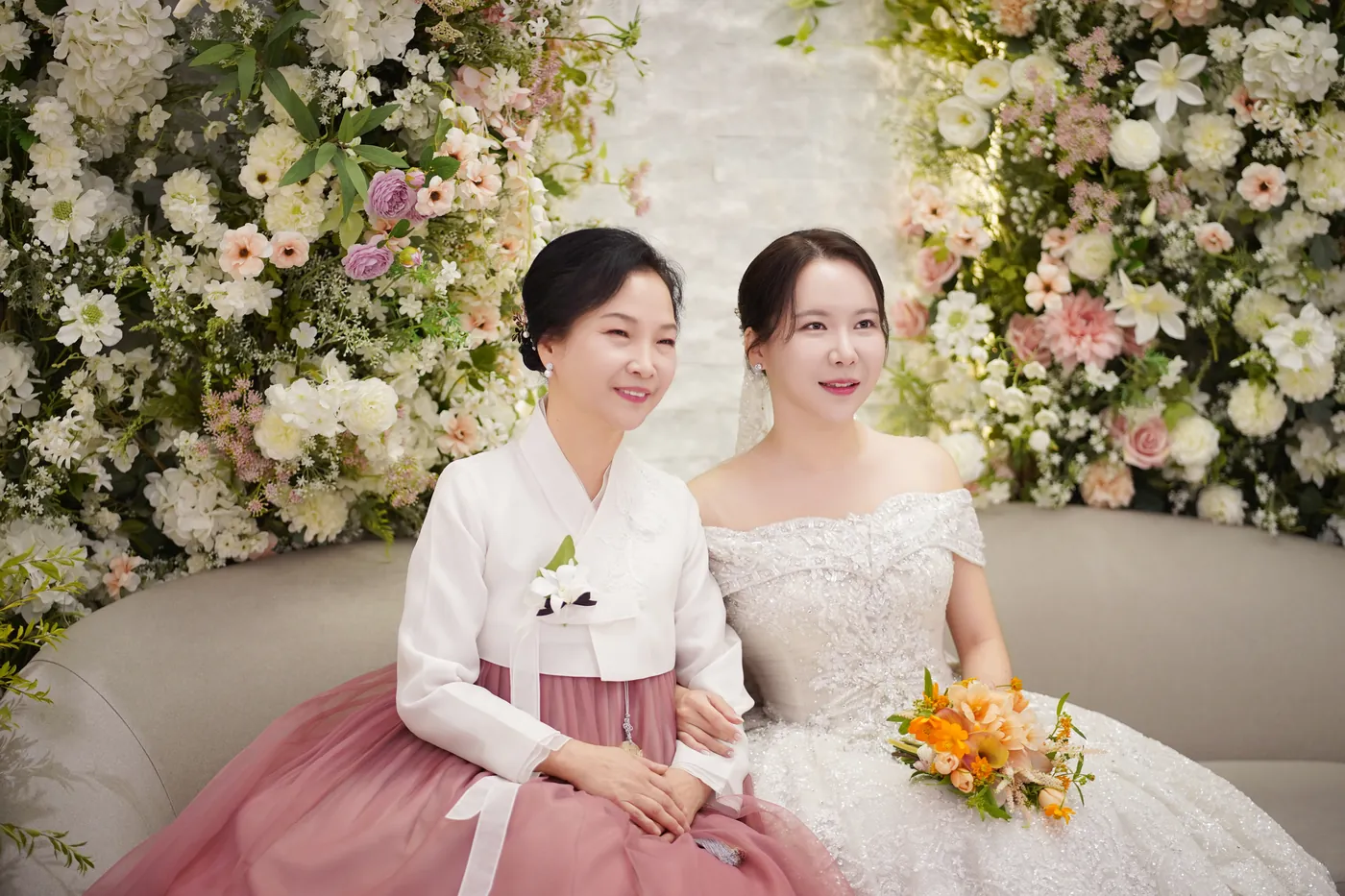 어머니와 신부가 나란히 앉아 있는 모습